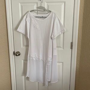 Fun, flowy Akemi Kin White Shirt